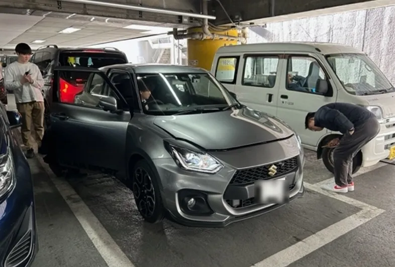 複数の車買取業者が査定している様子